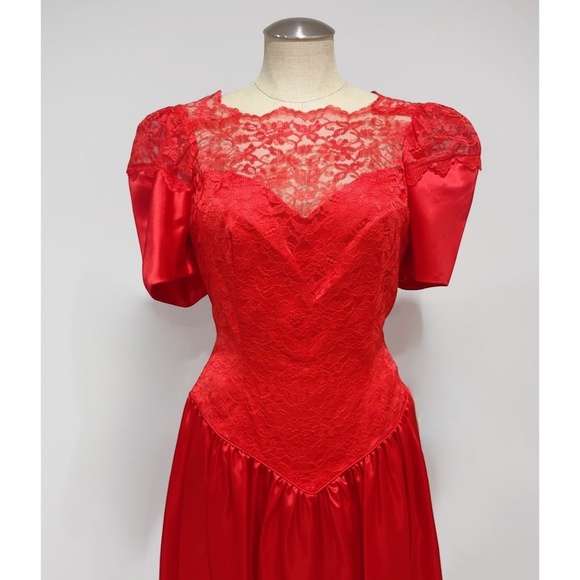 Union Made ILGWU Vintage 1980s Red Lace and Satin Formal Dress Size M/L - Picture 5 of 11